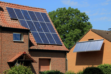 Solare Dachanlage, Photovoltaik und Solarthermie - obrazy, fototapety, plakaty