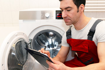 Kundendienst: Monteur repariert Waschmaschine vor Ort // Customer service: mechanic repaired on...