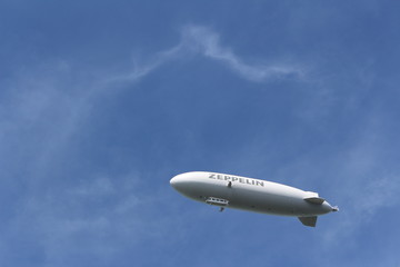 Obraz na płótnie Canvas airship