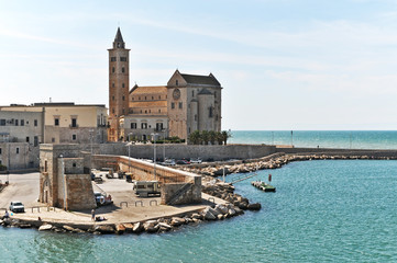 Il lungomare di Trani e la Cattedrale - Puglia