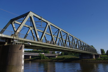 Eisenbahbrücke aus Stahl über die Weser in Bremen