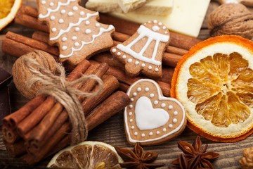 Cinnamon, nut, gingerbread.