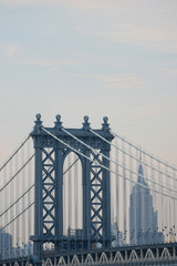 Blik auf das Empire State Building mit Manhattan Bridge im Vordergrund