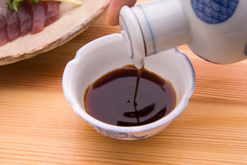 醤油を注ぐ