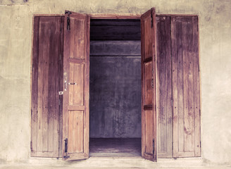 Fototapeta premium Vintage open wooden door