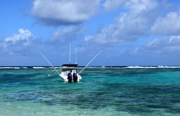 bateau de pêche au gros sur lagon de l'île Maurice