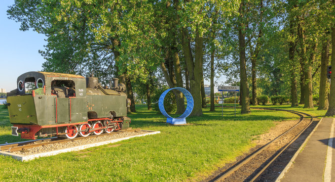 Poznań - historyczny parow&oacute;z kolejki turystycznej wąskotorowej nad jeziorem Malta. Peron kolejki "Maltanka"