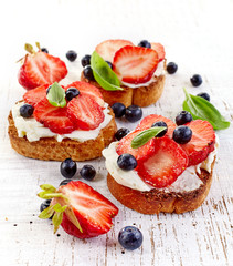 toasted bread with cream cheese and strawberries