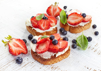 toasted bread with cream cheese and strawberries