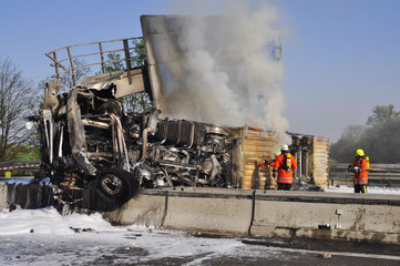 Schwerer Lastwagenunfall auf der Autobahn - 86988722