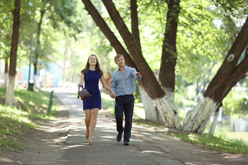 Obraz premium Happy loving couple in a city park young