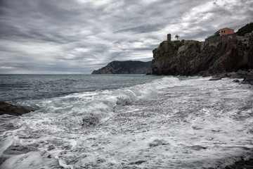 Fototapeta na wymiar Cloudy morning on the bank of the Ligurian Sea, Vernazza, Italy
