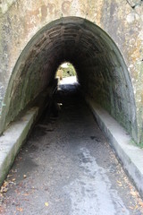 Un garçon marchant dans le tunnel