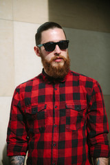 Obraz premium Bearded hipster sunglasses in the city