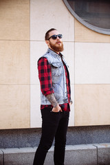 Obraz premium Bearded hipster sunglasses in the city