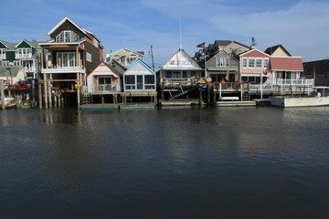 Hafenpartie mit Bootshäusern in Cape May, New Jersey