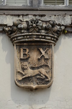 Blason  sculpt&eacute; de la ville de Bayeux (Calvados - Normandie)