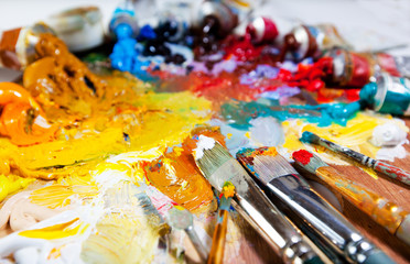 Obraz premium Oil paints and paint brushes on a palette.