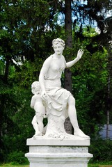 Sculptures of Uzutrakis manor on the board of Galves lake