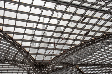 Fenster im Bahnhof mit Schatten des K&ouml;lner Dom