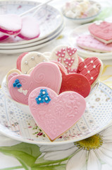 Galletas de mantequilla con forma de corazon decoradas con fondat