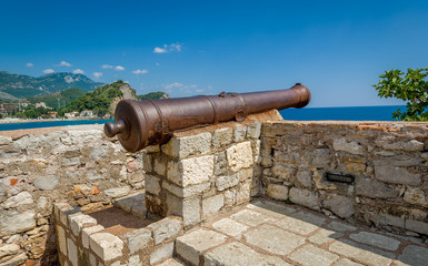 Fototapeta na wymiar Medieval cannon gun
