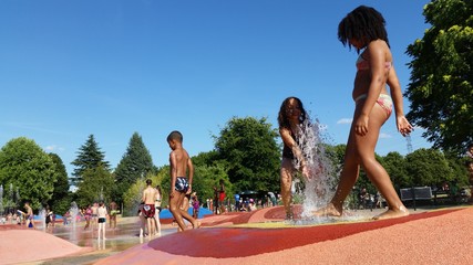 2 jeunes filles jouant à des jeux d'eau dans un parc en été - obrazy, fototapety, plakaty