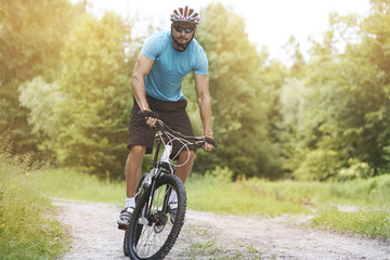 Naklejka premium Amateur cyclist on his bike in the forest