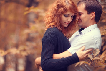 Obraz premium Autumn couple love walk