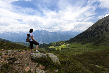 Wanderin am Hirzer Hochplateau im Passeiertal, Südtirol