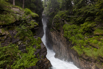Fototapeta na wymiar Stieber Wasserfall bei Moos in Südtirol
