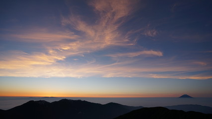 夜明け前の空と富士山