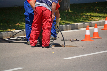 trabajando en una alcantarilla