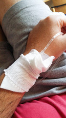Infusion durch eine Kanüle in der Hand