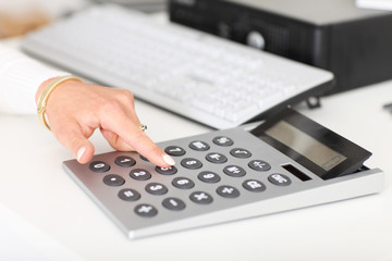 Frau macht Ihre Finanz Rechnung