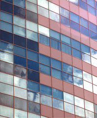 Современные окна офисного здания