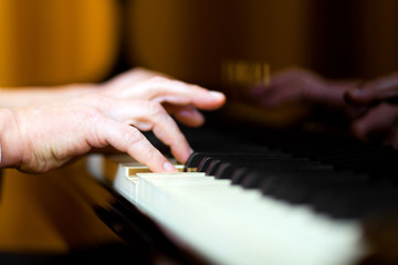Obraz premium Mężczyzna gra na pianinie