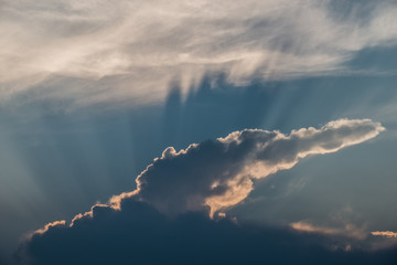 Gewitterwolken mit Sonnenstrahlen