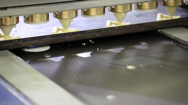 Industrial production systems for the bakery industry. Machine for producing samosas, cookies, zamouzak, Chinese pancakes, yufka or similar products 