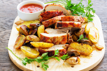 Roast pork with potatoes and garlic.