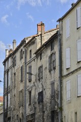 Fototapeta na wymiar Façades délabrées des immeubles d'une rue à Angoulême