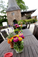 Blumendekoration im Garten