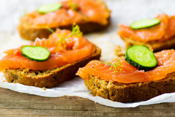 gravlax  on bread with bran