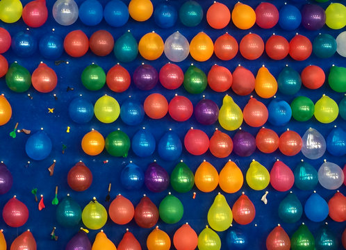 Luftballons spicken auf dem Jahrmarkt