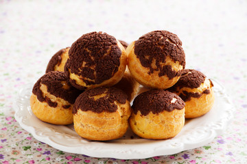 Chocolate profiteroles with krokantom.
