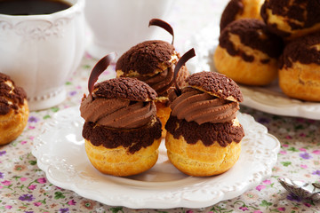 Chocolate profiteroles with krokantom.