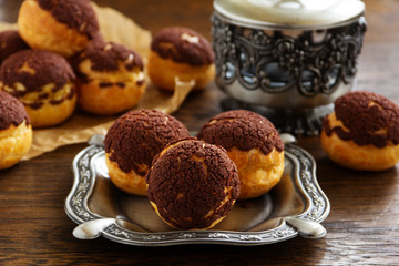 Chocolate profiteroles with krokantom.