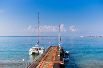 Яхта у причала в Геленджике © fotogid777