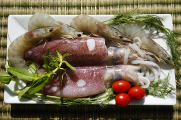 Свежие креветки и кальмары с овощами © banosan