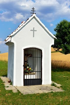 Kapelle vor Weizenfeld